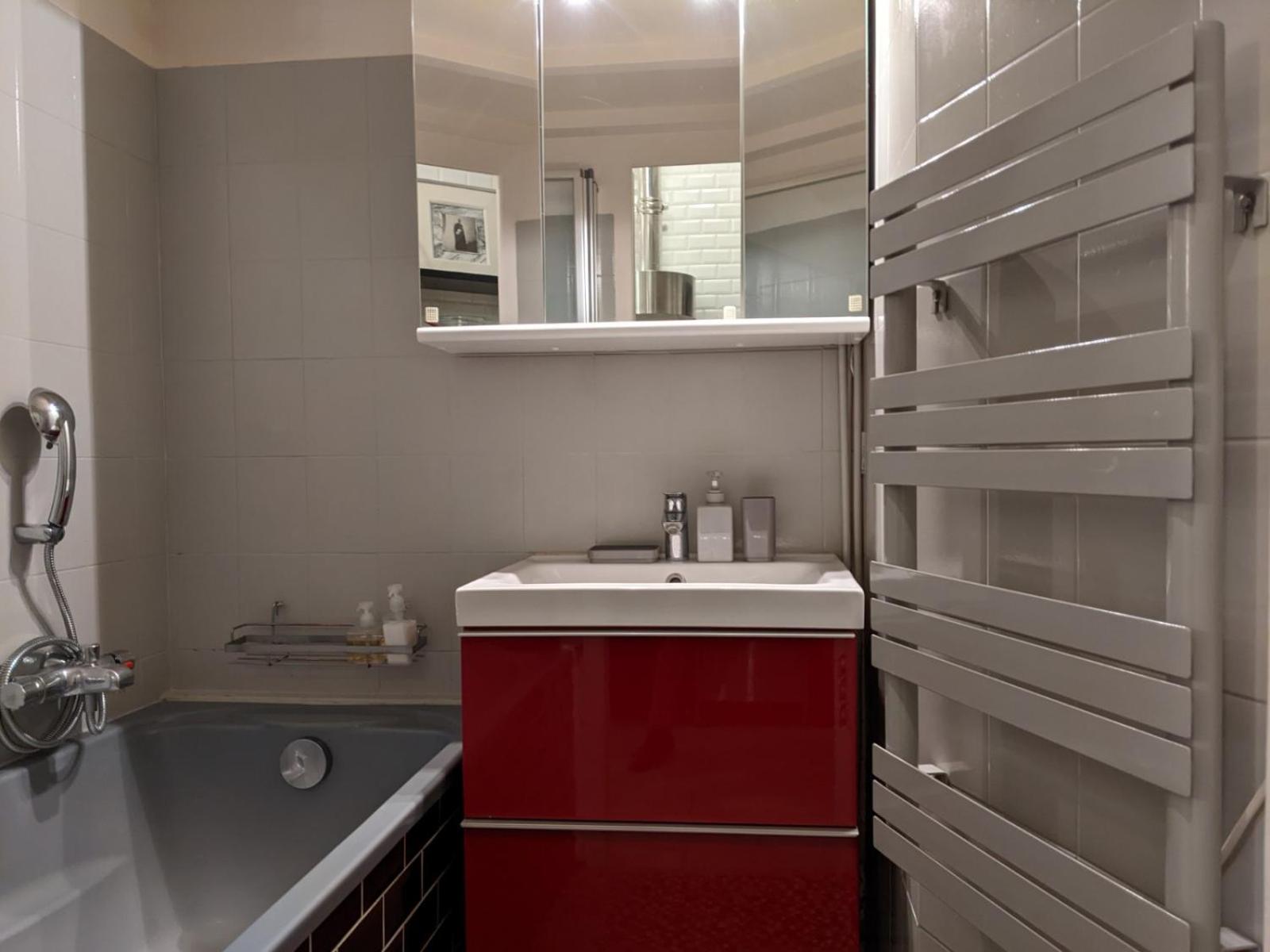 Duplex And Private Patio At Eiffel Tower Apartment